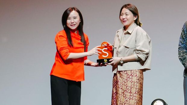 Shopee memberikan penghargaan kepada brand sepatu asal Bogor, Jawa Barat, Dushi Shoes