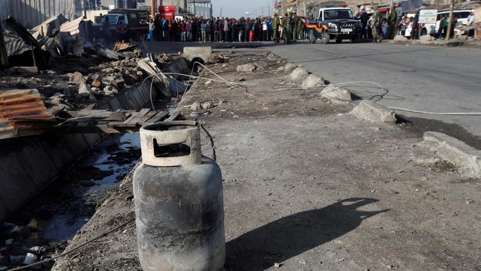 Sisa-sisa Ledakan Hebat di Kenya yang Lukai Ratusan Orang A view of a burned gas cylinder near the scene of an explosion at a makeshift gas cylinder refilling depot in Mradi estate, Embakasi district, in Nairobi, Kenya, February 2, 2024. REUTERS/Monicah Mwangi