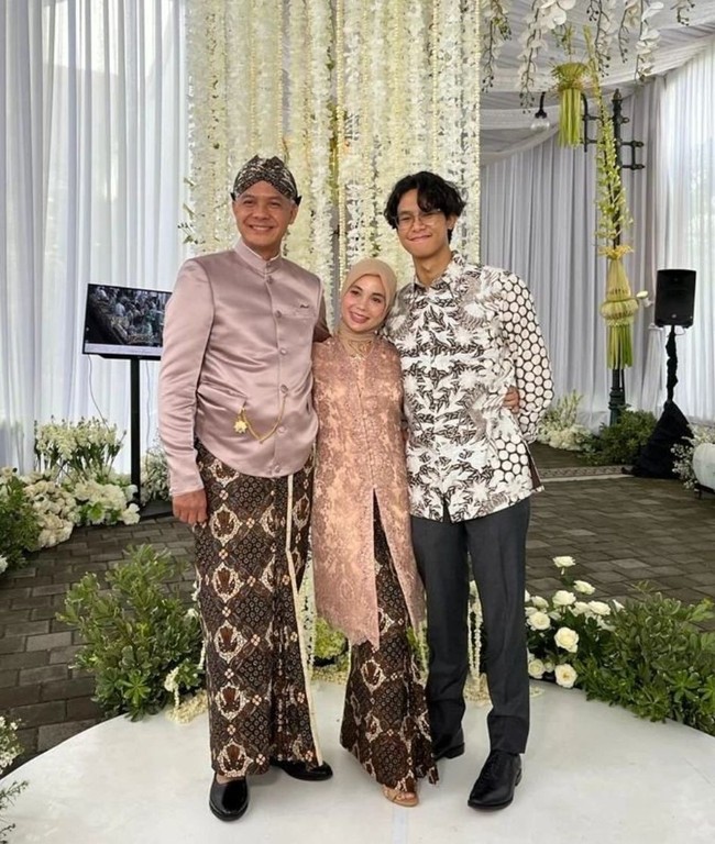 Gaya Siti Atikoh saat berpesta ini bisa ditiru. Mantan Ibu Gubernur Jawa Tengah terlihat manis dengan kebaya brokat mauve. Siti Atikoh juga tampil chic dengan rok batik pasangan bersama sang suami. Foto: Dok. Instagram Siti Atikoh