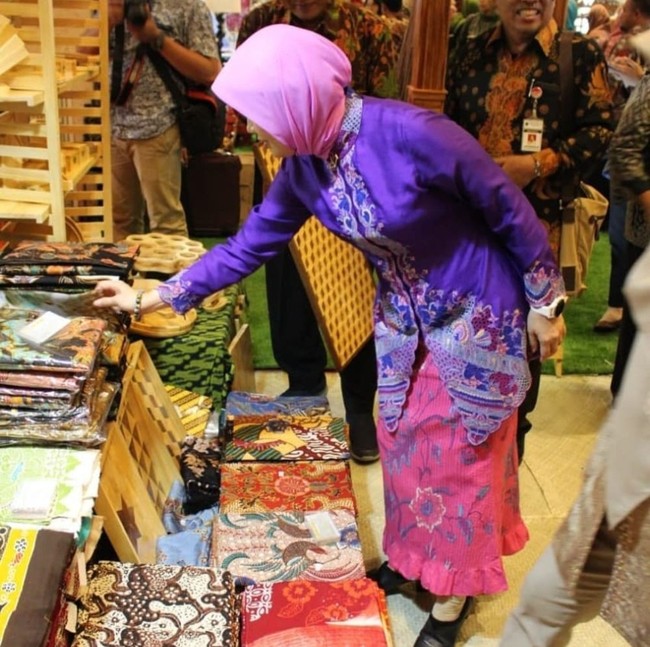 Siti Atikoh tampil berani mengkombinasikan warna cerah. Ia mengenakan rok batik berwarna pink dengan aksen ruffle di bagian bawah, dan atasan kebaya ungu. Foto: Dok. Instagram Siti Atikoh