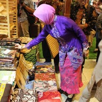 Siti Atikoh tampil berani mengkombinasikan warna cerah. Ia mengenakan rok batik berwarna pink dengan aksen ruffle di bagian bawah, dan atasan kebaya ungu. Foto: Dok. Instagram Siti Atikoh