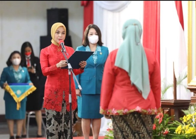 Di acara formal, Siti Atikoh hampir selalu mengenakan kebaya modern. Kali ini perempuan kelahiran Purbalingga masih setia dengan tampilan kebaya yang dihiasi payet bunga berwarna merah. Foto: Dok. Instagram Siti Atikoh