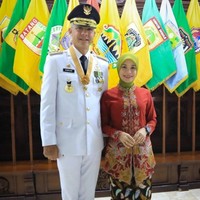 Momen Hari Kemerdekaan Indonesia dirayakan Siti Atikoh dengan kebaya bermotif terakota yang dipadukan dengan rok batik hitam. Tampilannya itu kemudian dilengkapi dengan hijab hijau dan berfoto bersama sang suami, Ganjar Pranowo. Foto: Dok. Instagram Siti Atikoh