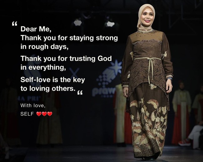 Istri calon presiden nomor urut tiga, Siti Atikoh tampil elegan berlenggok di panggung runaway dalam balutan kebaya potongan asimetris. Detail payet bernuansa coklat berpadu sempurna dengan rok batik senada. Foto: Dok. Instagram Siti Atikoh