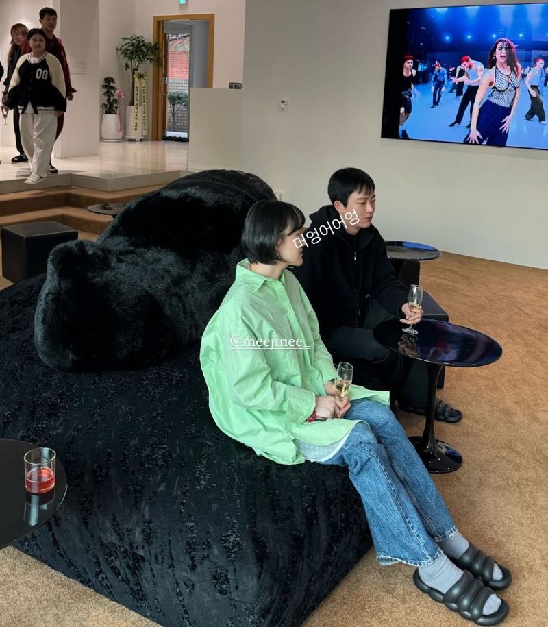 Sofa mewah di kantor agensi Jennie BLACKPINK, ODD ATELIER seharga Rp 495 juta