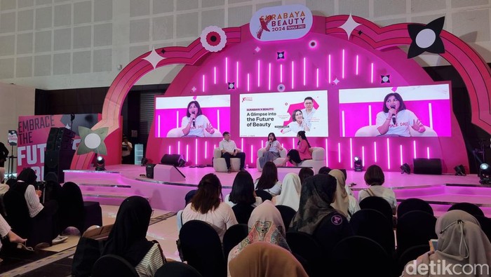 Event kecantikan terbesar dari Female Daily Network, Surabaya X Beauty resmi dibuka di Grand City Convention & Exhibition hari ini, Jumat (2/2/2024).