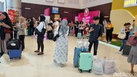Surabaya X Beauty juga menjadi lokasi perburuan para jastipers. Mereka sampai membawa koper saat dilokasi.