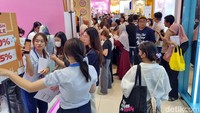 Hari pertama Surabaya X Beauty 2024, sejumlah pengunjung langsung memenuhi seluruh booth make up dan skincare pada even Surabaya X Beauty 2024.