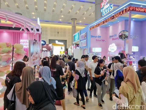 Event kecantikan terbesar dari Female Daily Network, Surabaya X Beauty resmi dibuka di Grand City Convention & Exhibition hari ini, Jumat (2/2/2024).