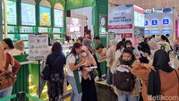 Saat pengunjung mulai berburu skincare dan make up yang menawarkan diskon besar-besaran.
