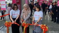 Pemotongan pita sebagai  tanda pembukaan Surabaya X Beauty 2024 . Pemotongan pita dilakukan oleh Kepala Dinas Kebudayaan dan Pariwisata Jatim, Evy Afianasari dan CEO Female Daily, Hanifa Ambadar.