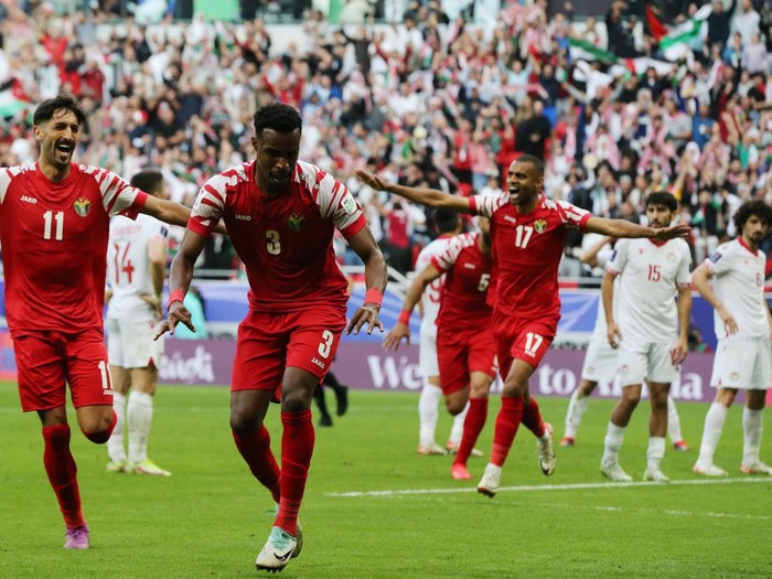 Soccer Football - AFC Asian Cup - Quarter Final - Tajikistan v Jordan - Ahmad bin Ali Stadium, Al Rayyan, Qatar - February 2, 2024 Jordans Abdallah Nasib celebrates after Tajikistans Vakhdat Khanonov scores an own goal and Jordans first REUTERS/Ibraheem Al Omari
