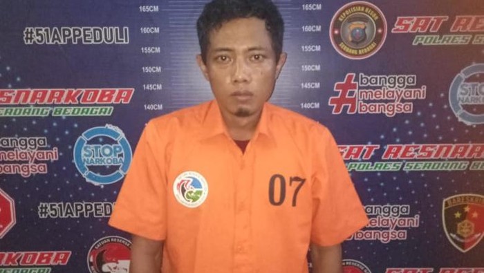 Tampang pelaku yang menyelundupkan sabu di dalam bolu. (Dok Polres Sergai)