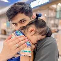 Dari beberapa foto yang diunggah, salah satu yang cukup mencuri atensi ialah pose Ryan ketika sedang menggendong Moana. Tampak jelas cincin kawin masih dikenakan Ryan di jari manisnya. “Cicinnyaa udah kepasang lagi semoga rumah tangganya kembali lagi seperti dulu,” komentar salah seorang netizen. Foto: Instagram/@teukuryantr