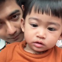 Ria Ricis dan Teuku Ryan resmi menikah pada 12 November 2021 melalui proses perkenalan yang cukup singkat, yaitu selama 3 bulan. Dari pernikahan tersebut keduanya telah dikaruniai seorang putri cantik yang diberi nama Moana. Foto: Instagram/@teukuryantr