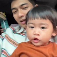 Meski rumah tangganya kini tengah jadi pembicaraan hangat namun tampaknya Ryan belum mau memberikan komentar terkait gugatan cerai yang diterimanya. Ia lebih memilih menghabiskan waktunya bersama sang anak. Foto: Instagram/@teukuryantr