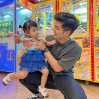 Digugat cerai oleh sang istri, Ria Ricis, Teuku Ryan tampak asik menghabiskan waktunya bersama anak tercinta, Moana. Melalui akun Instagram pribadinya Ryan pun membagikan foto-foto kebersamaannya dengan sang anak. Foto: Instagram/@teukuryantr