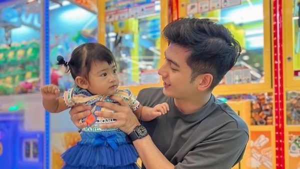 7 Foto Teuku Ryan Main Bareng Moana Usai Digugat Cerai, Pakai Cincin Nikah