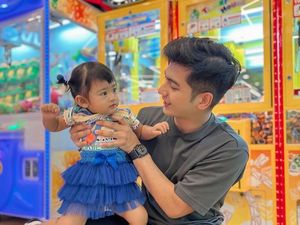7 Foto Teuku Ryan Main Bareng Moana Usai Digugat Cerai, Pakai Cincin Nikah