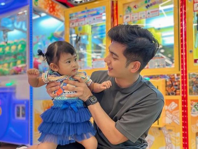 7 Foto Teuku Ryan Main Bareng Moana Usai Digugat Cerai, Pakai Cincin Nikah