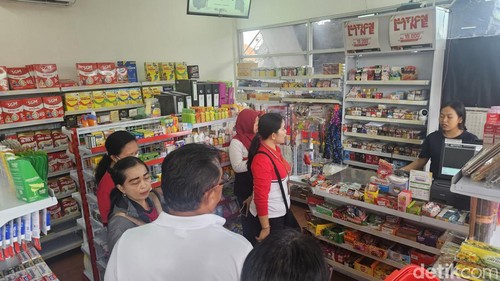 Tim Monitoring Ketahanan Pangan Pemkab Klungkung menggelar inspeksi mendadak (sidak) ke sejumlah penjual beras program Stabilisasi Pasokan dan Harga Pangan (SPHP), Jumat (2/2/2024). (Foto: Putu Krista/detikBali)