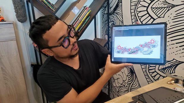 Tony Midiyanto sosok dibalik desain Batik yang ada pada jaket Valentino Rossi