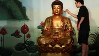 Ritual pencucian patung dewa tersebut untuk menyambut perayaan Tahun Baru Imlek 2575.  