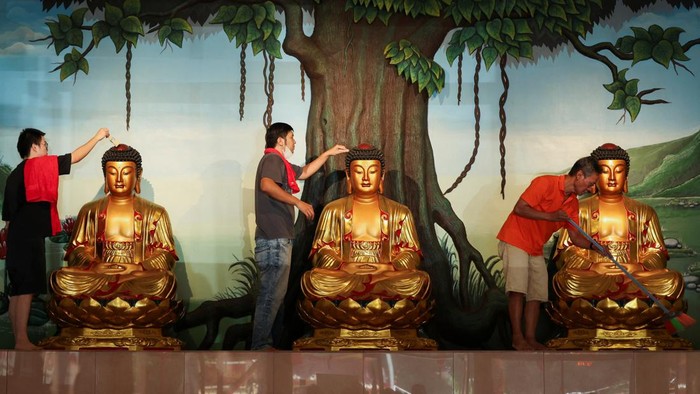 Tradisi Bersih-bersih Patung Dewa di Vihara Amurva Bhumi A worshiper washes a religious statue ahead of the Chinese Lunar New Year celebration at the Amurva Bhumi temple in Jakarta, Indonesia, February 2, 2024. REUTERS/Ajeng Dinar Ulfiana