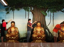 Tradisi Bersih-bersih Patung Dewa di Vihara Amurva Bhumi