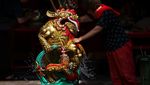 Tradisi Bersih-bersih Patung Dewa di Vihara Amurva Bhumi
