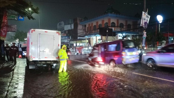 Truk terguling di Jalan ARH Depok telah dievakuasi. Polisi melakukan pengaturan lalu lintas di lokasi.
