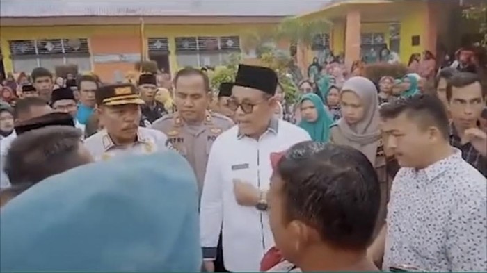 Video viral cekcok Bupati Solok Epyardi Asda dan caleg Bachtul. (Istimewa)