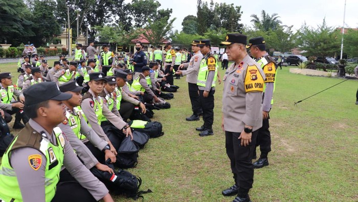Wakapolda Jambi Brigjen Edi Mardianto mengecek kesiapan personel pengamanan TPS.