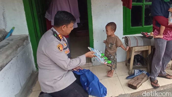 Wakapolresta Cirebon AKBP Dedy Darmawansyah saat mendatangi rumah warga, Jumat (2/2/2024).
