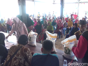 Emak-emak di Lumajang Rela Antre Berjam-jam demi Dapat Bantuan Beras