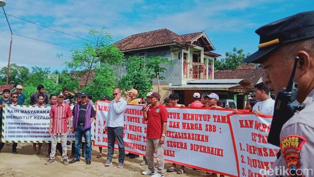 Warga desa perbatasan Klaten-Gunungkidul demo menuntut tambang uruk tol dihentikan, Jumat (2/2/2024).
