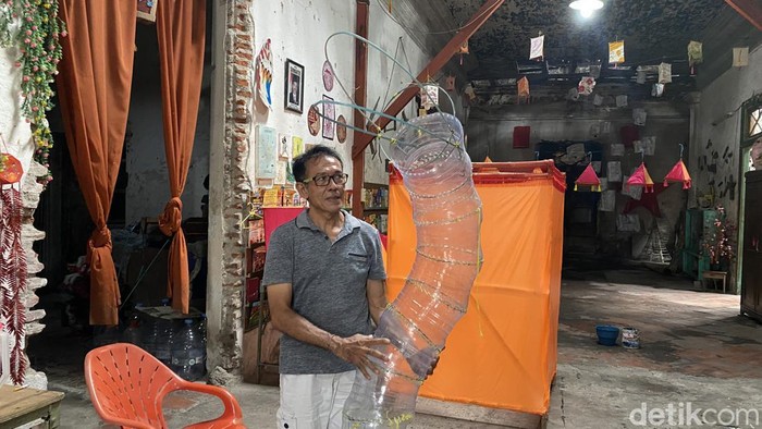 Warga Kampung Tambak Bayan mulai bersiap menyambut Imlek dengan mulai mengolah barang bekas menjadi lampion.