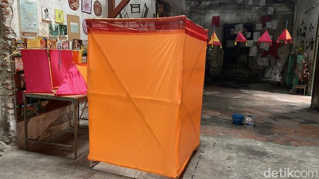 Warga Kampung Tambak Bayan mulai bersiap menyambut Imlek dengan mulai mengolah barang bekas menjadi lampion.
