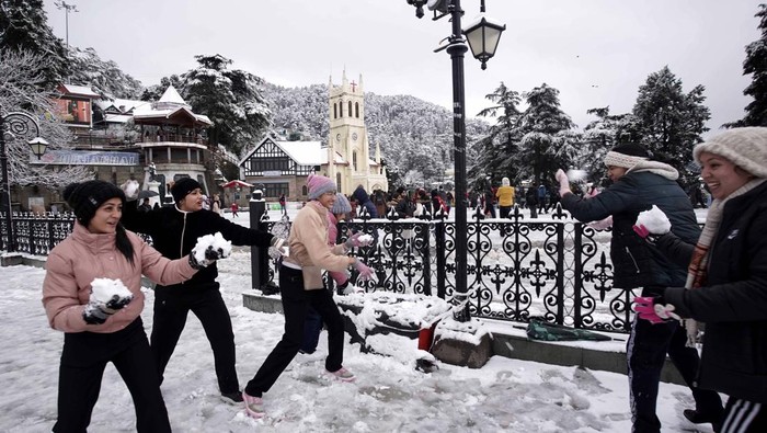 Wisatawan Asik Mandi Salju di India MANDI, INDIA -FEBRUARY 1: Parasher lake 9500 feet above of sea level in Mandi district fully under blanket of fresh snowfall , on February 1, 2024 in Mandi, India. (Photo by Birbal Sharma/Hindustan Times via Getty Images)