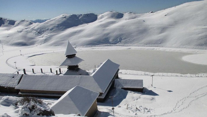 MANDI, INDIA -FEBRUARY 1: Parasher lake 9500 feet above of sea level in Mandi district fully under blanket of fresh snowfall , on February 1, 2024 in Mandi, India. (Photo by Birbal Sharma/Hindustan Times via Getty Images)
