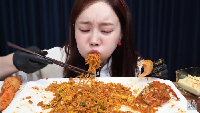 YouTuber Mukbang Indomie Chilli Crab