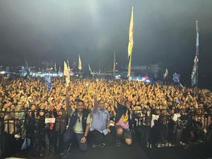 Meski Hujan, 15 Ribu Orang Hadiri Konser Indonesia Maju Prabowo-Gibran di Solok