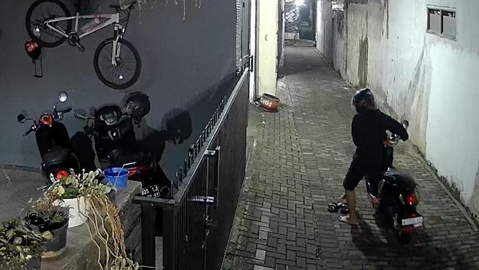 Aksi pencurian motor Scoopy di Kota Batu. Pelaku mengambil sandal yang lebih dulu dicopot.