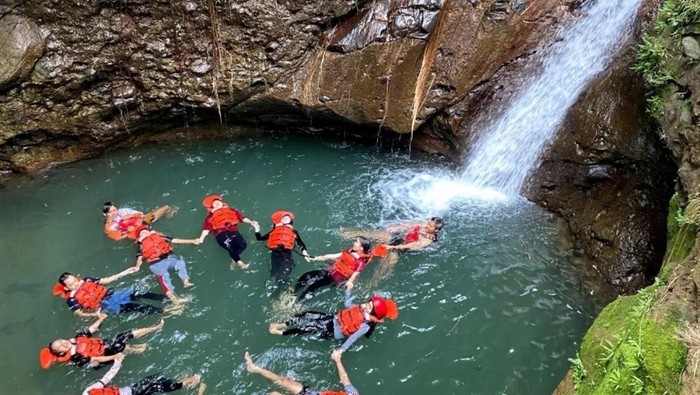 Aktivitas seru body rafting di Curug Panganten, Ciamis
