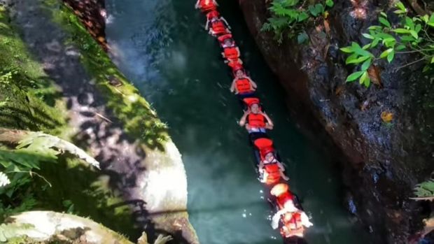 Aktivitas seru body rafting di Curug Panganten, Ciamis