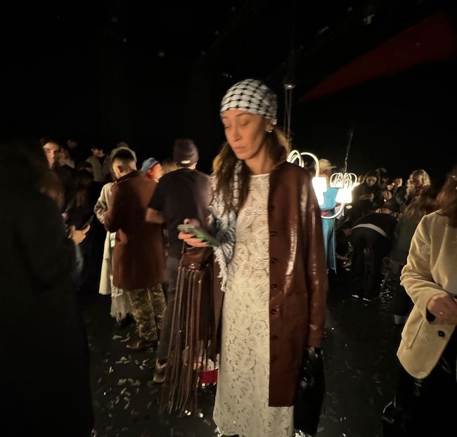 “Aku menyebutnya ini: representasi adalah bagian penting,” tulis Alana dalam keterangan fotonya yang terlihat mengenakan keffiyeh di berbagai momen.Foto: dok. Instagram