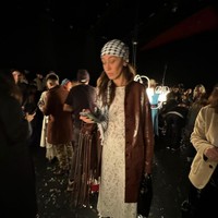 “Aku menyebutnya ini: representasi adalah bagian penting,” tulis Alana dalam keterangan fotonya yang terlihat mengenakan keffiyeh di berbagai momen.Foto: dok. Instagram