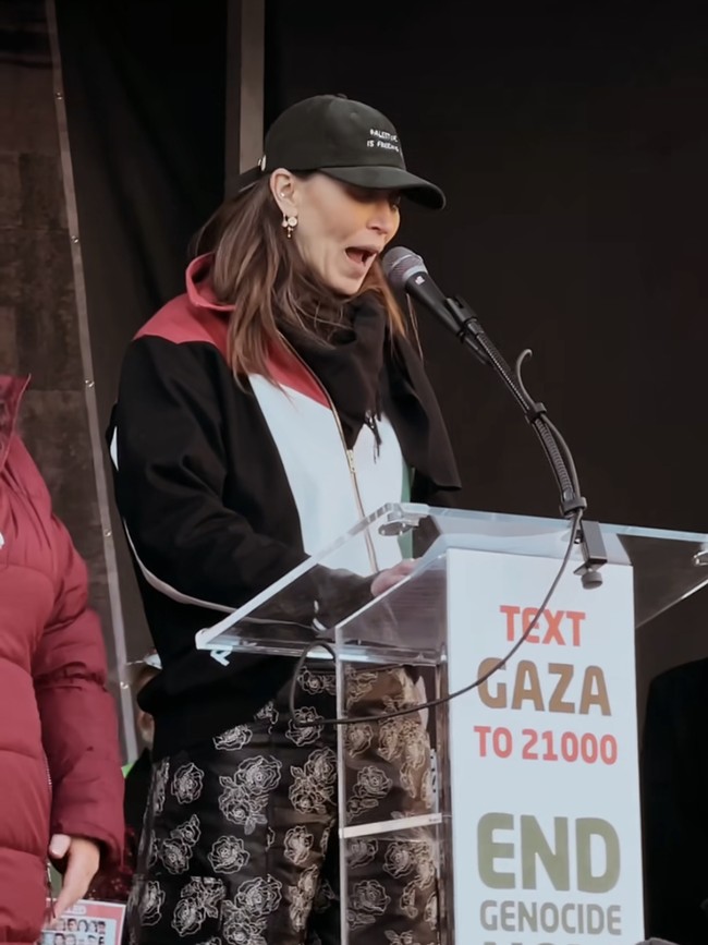 Kepeduliannya terhadap Palestina yang digempur oleh Israel juga membuat Alana turun ke jalan. Dia pun menyampaikan aspirasinya di atas panggung saat demo membela Palestina di Washington pada awal Januari ini. Foto: dok. Instagram