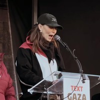 Kepeduliannya terhadap Palestina yang digempur oleh Israel juga membuat Alana turun ke jalan. Dia pun menyampaikan aspirasinya di atas panggung saat demo membela Palestina di Washington pada awal Januari ini. Foto: dok. Instagram