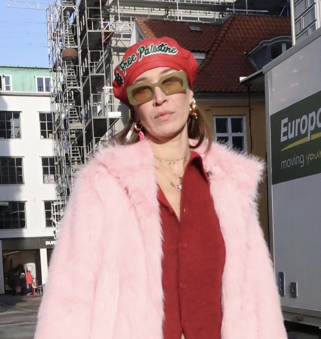 Tak hanya tampil dengan keffiyeh, Alana yang beda ibu dengan Bella dan Gigi Hadid itu juga mendesain topi khusus dengan tulisan Free Palestine. Foto: dok. Instagram